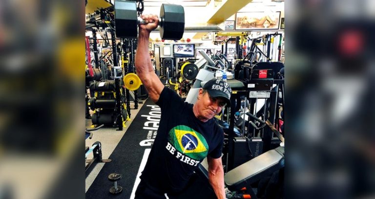Aos 71 anos Sylvester Stallone continua treinando pesado