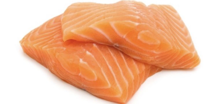 Qual a diferença entre salmão selvagem e de cativeiro?