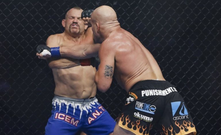 MMA: Tito Ortiz vence Chuck Liddell no primeiro round