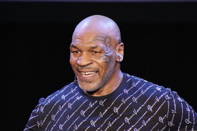 Aos 53 anos, Mike Tyson impressiona com a potência de socos