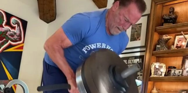 Arnold Schwarzenegger forte em seu exercício favorito de costas