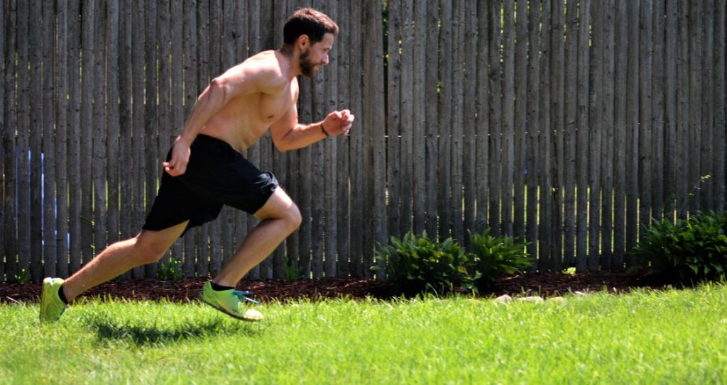 man running cardio before or after workouts