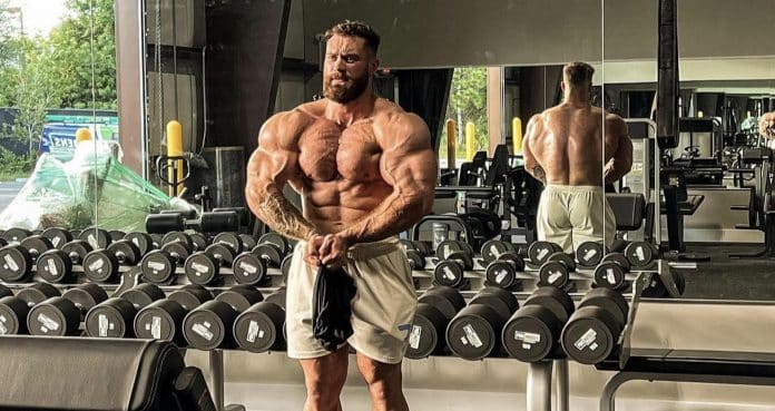 chris bumstead's shoulders 2023 olympia