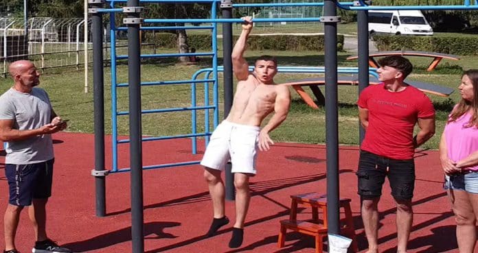 Levente Arany-Toth broke the world record for most one-armed pull-ups in one minute with 25.